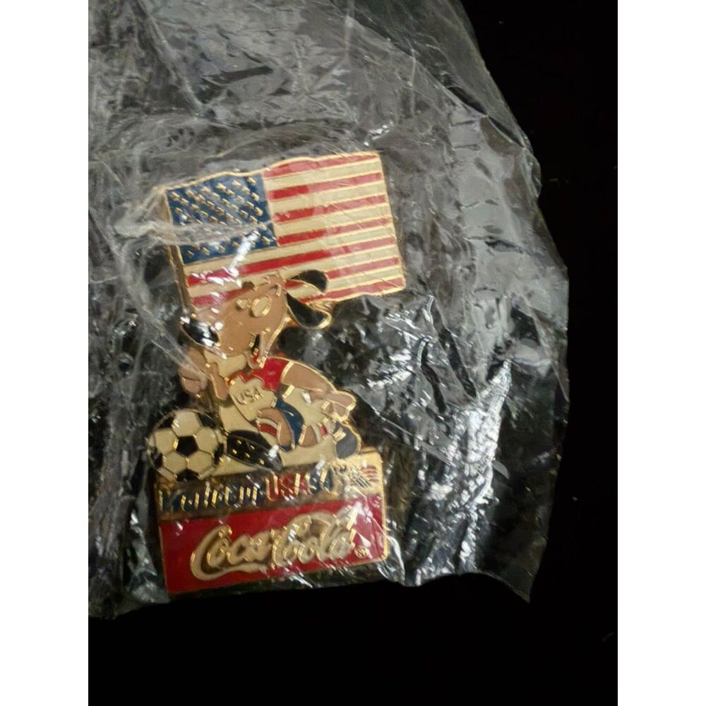 vtg 1994 world cup striker mascot USA flag coca cola lapel pin